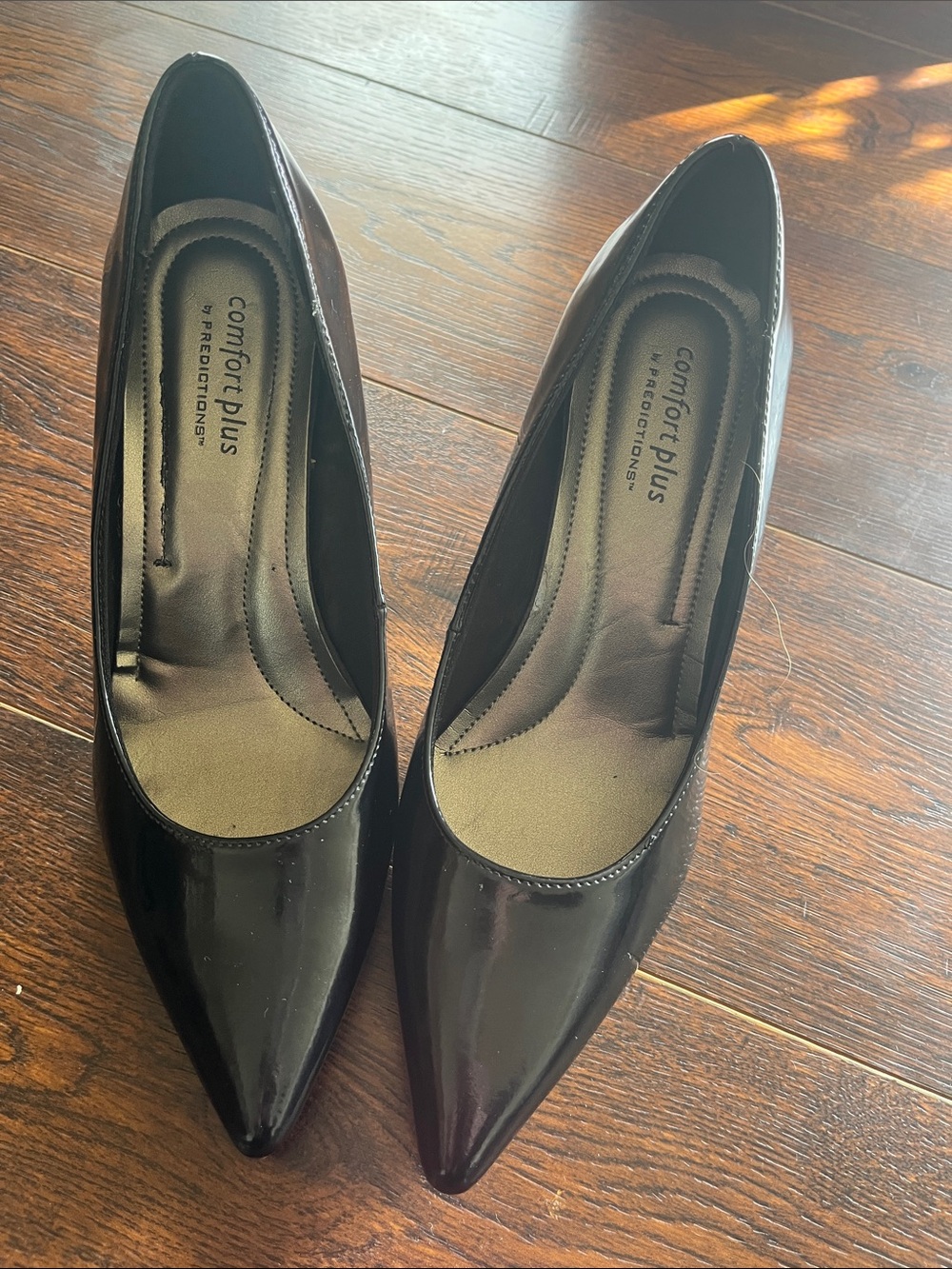 Black patent leather pointed-toe pumps